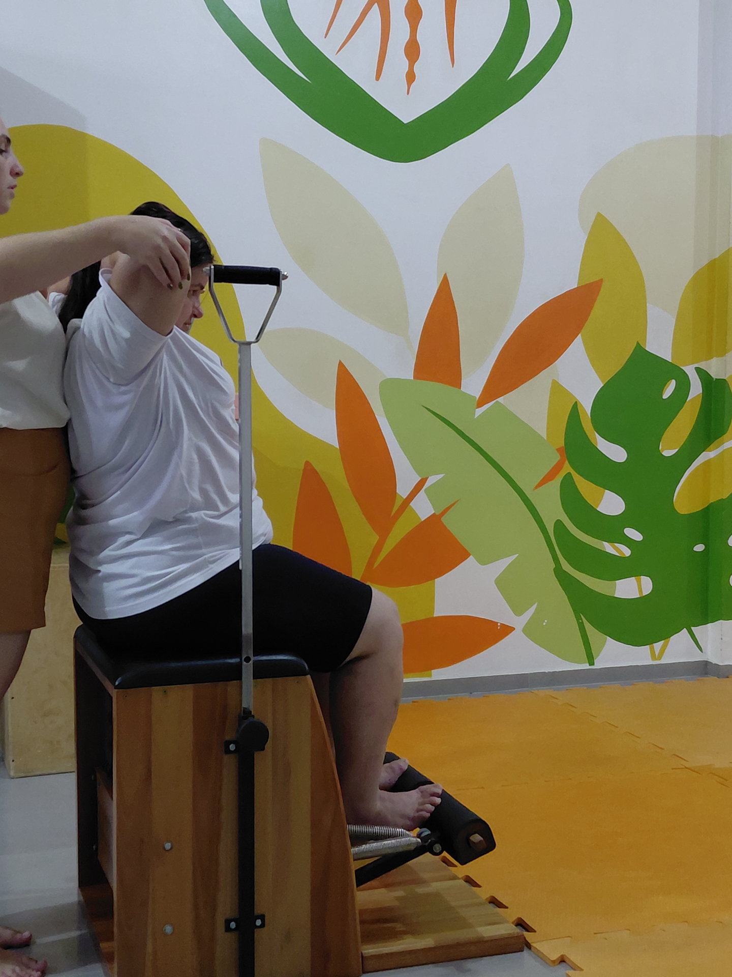 Atendimento individual na Chair de Pilates com correção postural