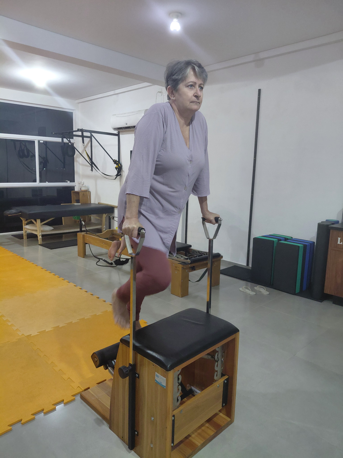 Cliente em treino na Chair de Pilates no Instituto AS